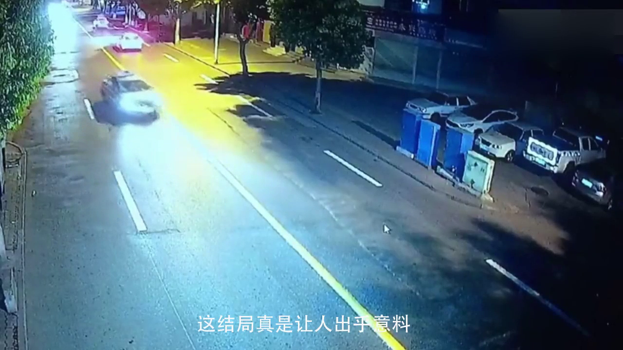 出租车和摩托车相撞，这结局真是让人出乎意料！