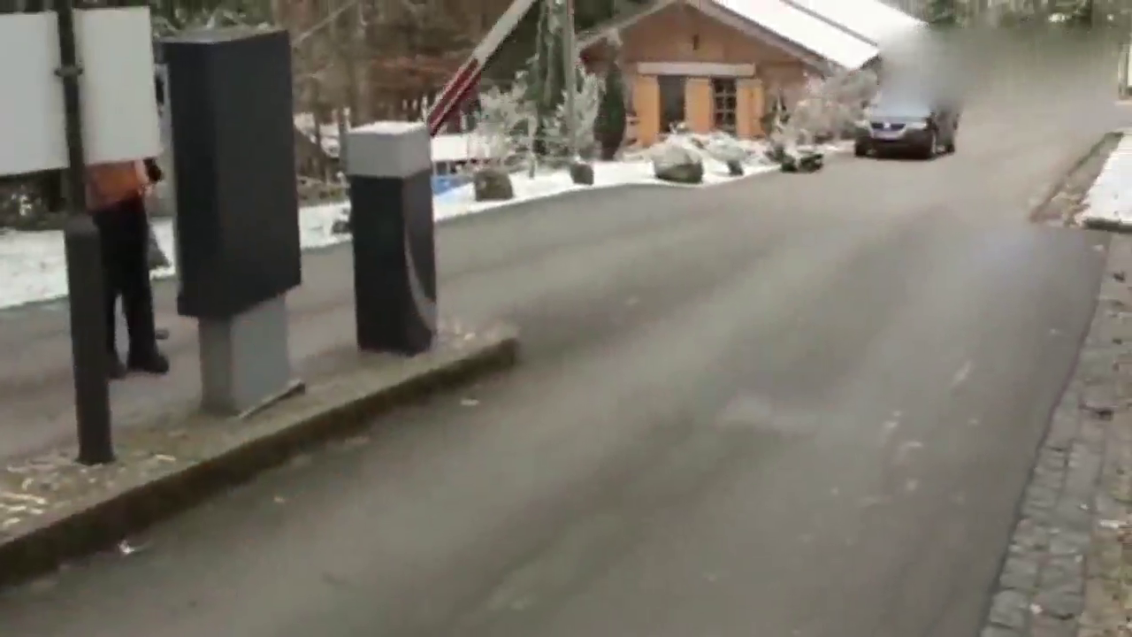 跑车都是怎么过收费站的？一定要睁大眼睛！