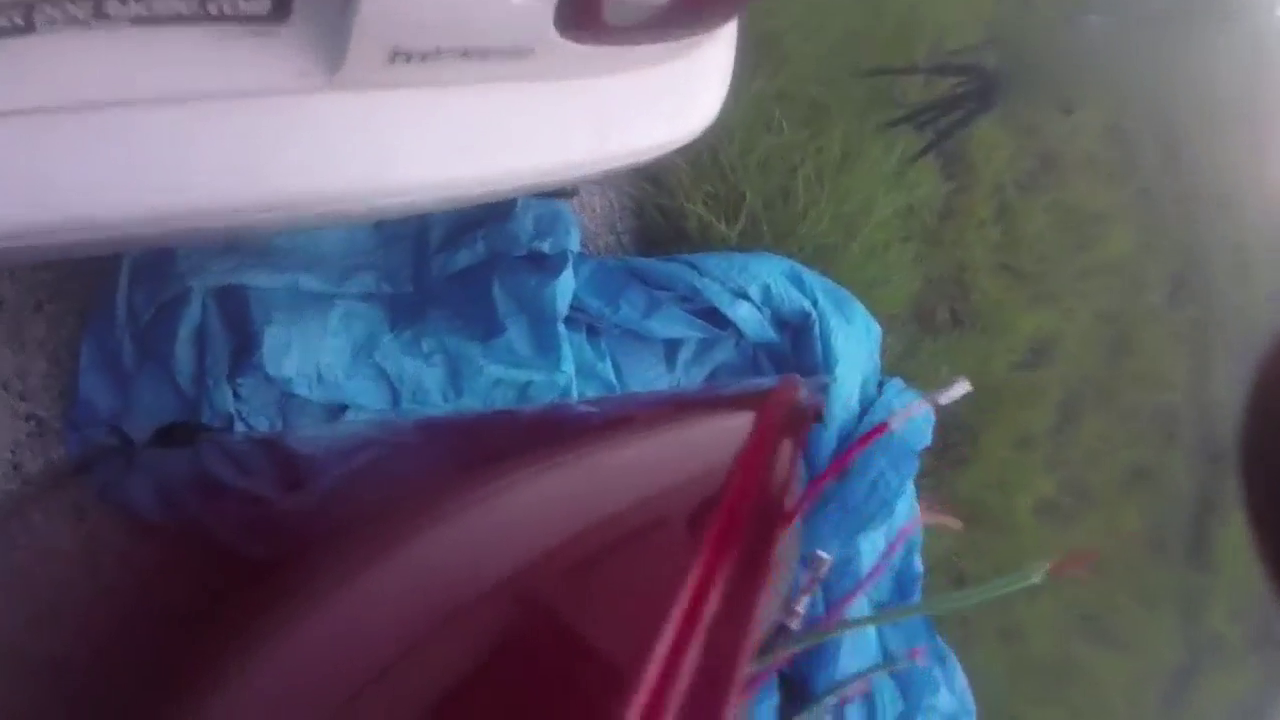 跑车的马力那么强，能震碎玻璃吗？一脚油门后神奇开始了！