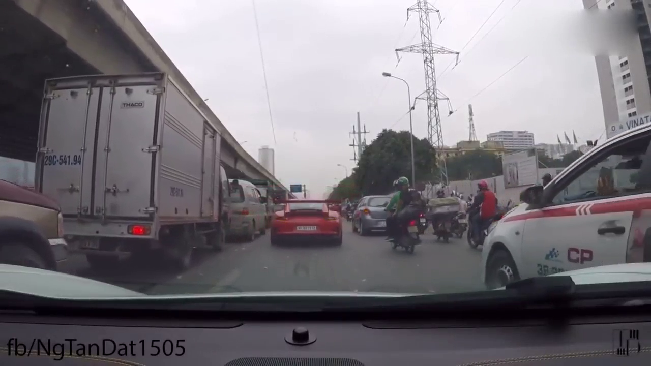 跑车开着双闪强行加塞，出租司机怒了，一脚油门冲了上去！