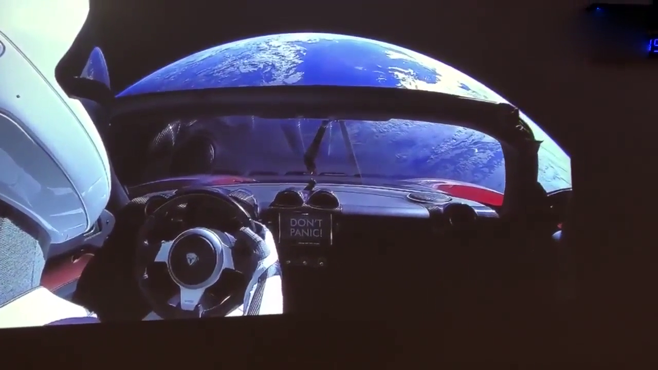 跑车在太空中飞！你见过？特斯拉传回太空遨游画面！