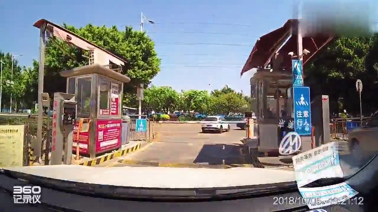 跑车追尾了一辆轿车，司机可能要心疼死了，记录仪拍下了事故现场