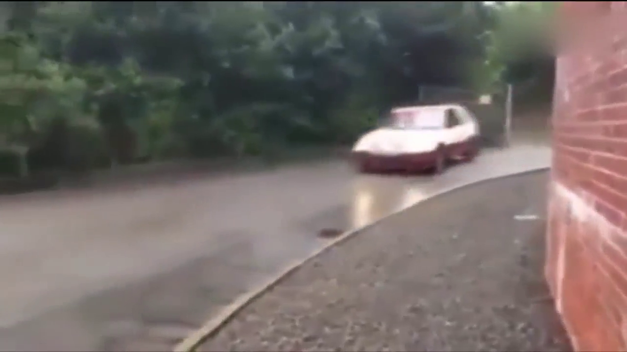 跑车秀漂移也就算了，你个挖掘机凑什么热闹？