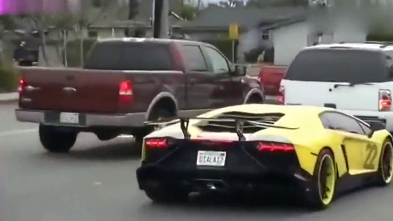 跑车声浪太逆天，路人：你再吼一个试试，真嘚瑟！