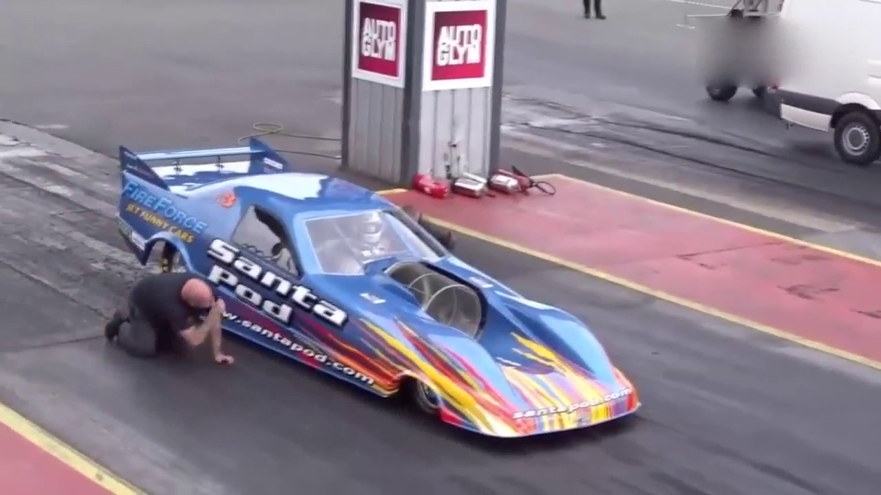 跑车改装火箭发动机，排气管都这么大，2秒能加速到百公里！