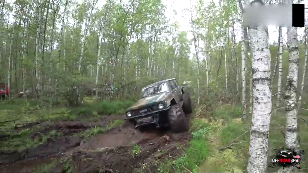 越野车卡车同时陷入泥潭，没想到最后的王者是它！