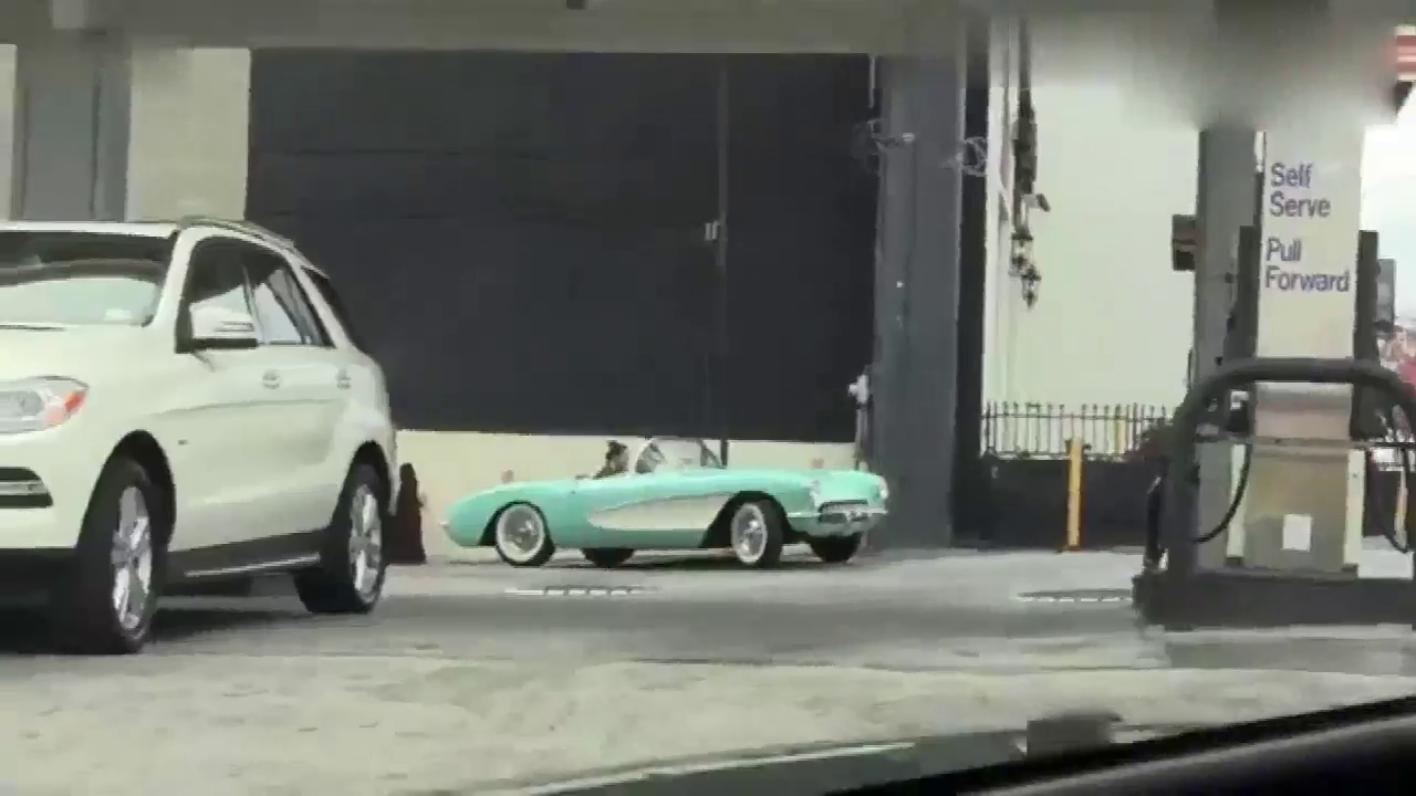 加油站遇到两位跑车女司机 这款跑车很时尚复古!