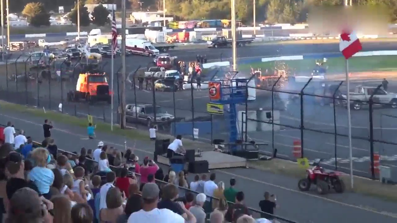 轿车飞跃见得多了，卡车飞跃见过吗？落地一瞬间全是悲剧！