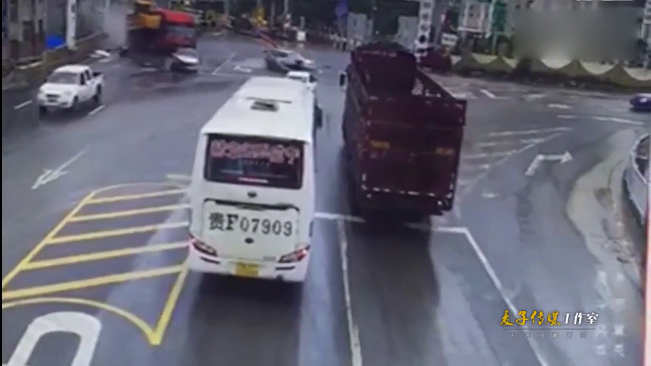 监拍小轿车被大卡车和大巴车撞挤 瞬间成碎片惨不忍睹