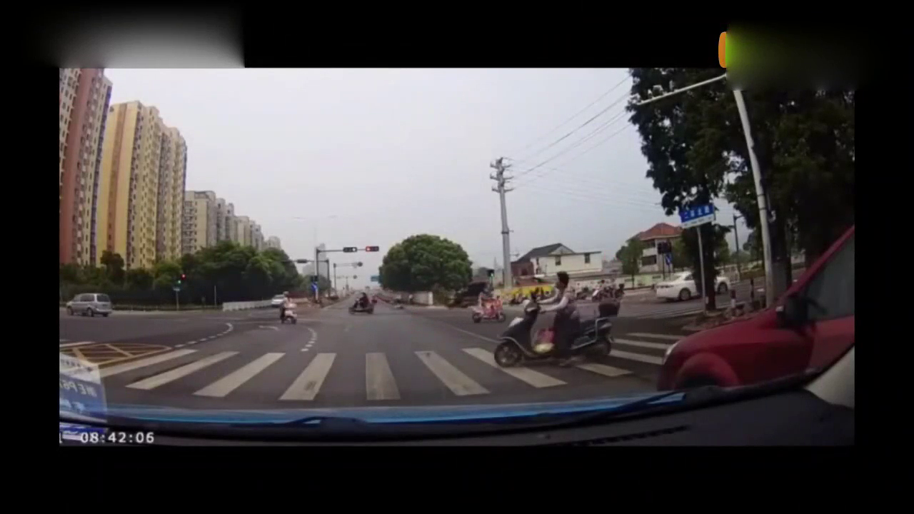 电动车斑马线闯红灯，这就是教训