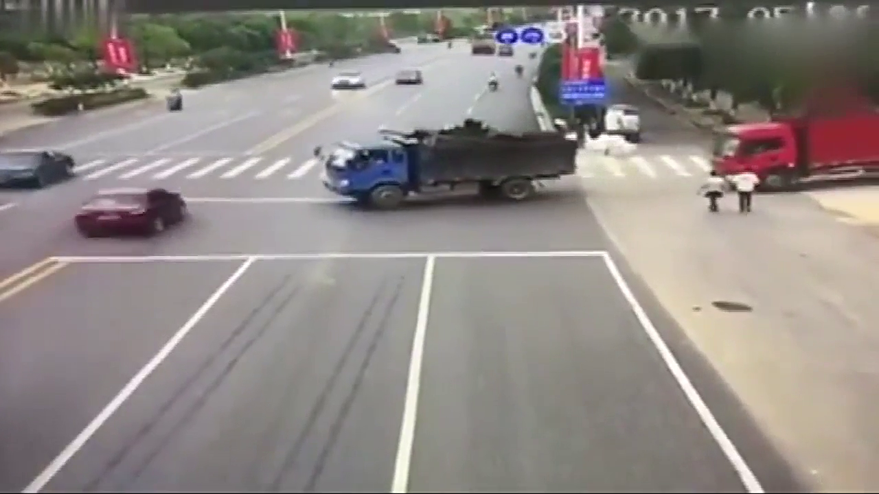 男子骑摩托撞上卡车，监控拍下生死瞬间，然而摩托变成了那样。