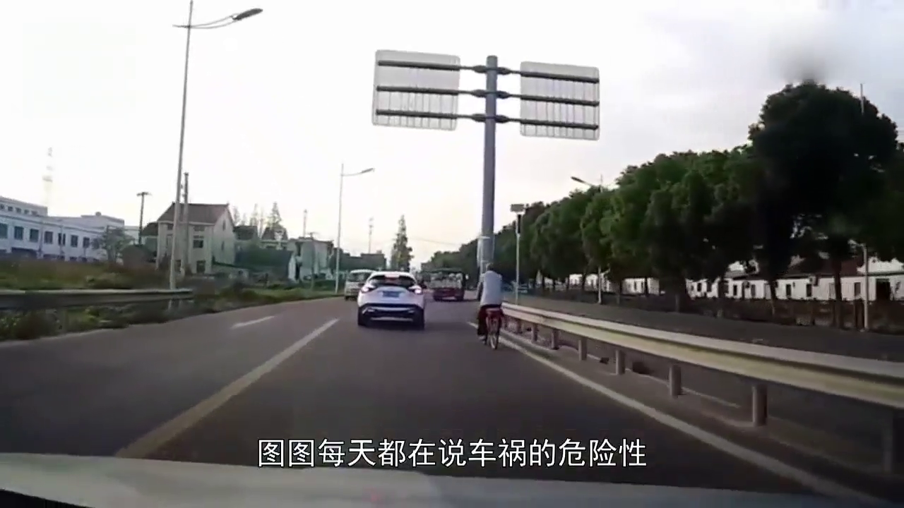 电动三轮无视交通，卡车司机教你做人，最后画面惨不忍睹