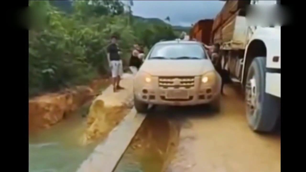 盘点世界最牛“老司机”卡车过独木桥都不算什么