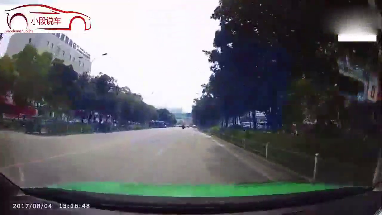 男子骑个电动车太嚣张，在行车道乱窜，下一秒看着真解气