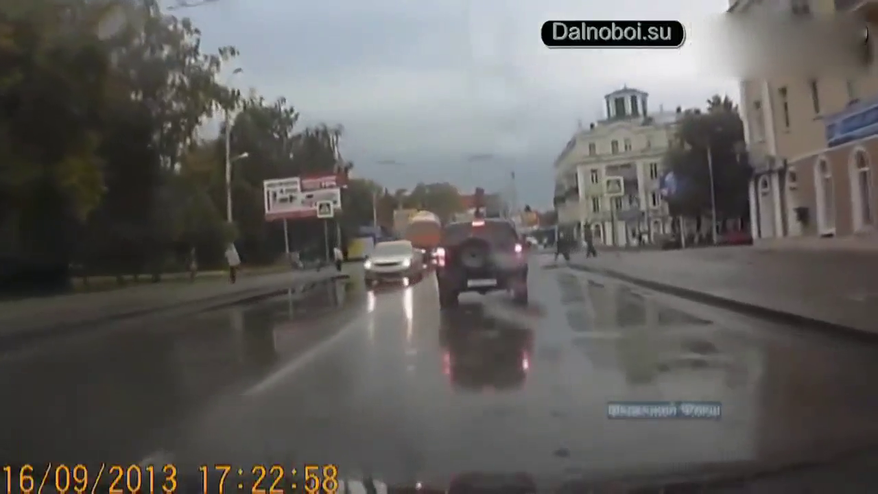 盲区太危险了，实拍女子过马路遭卡车碾压！