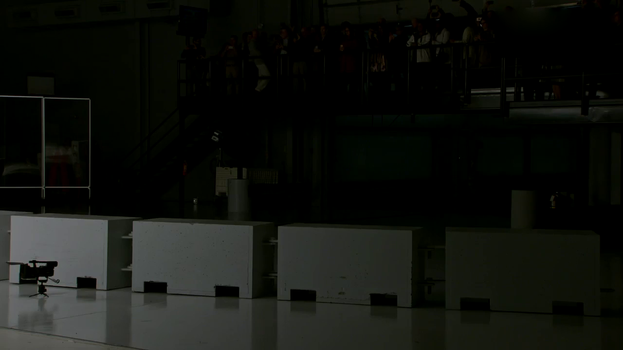 远离大货的原因 轿车追尾卡车碰撞测试