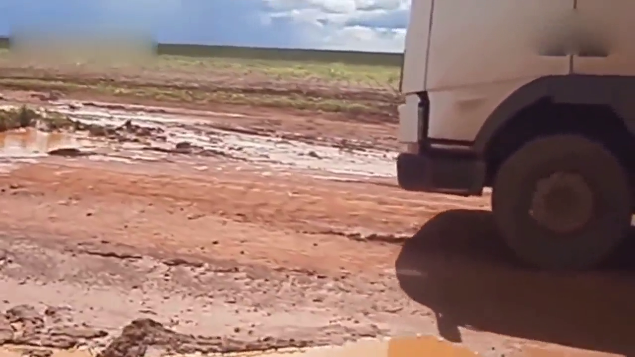 最好的卡车在泥泞的道路上行驶