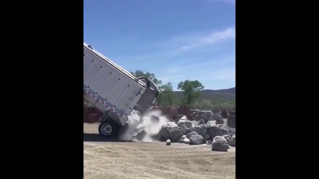 装了满满一卡车石头的货车，竟然这样卸货