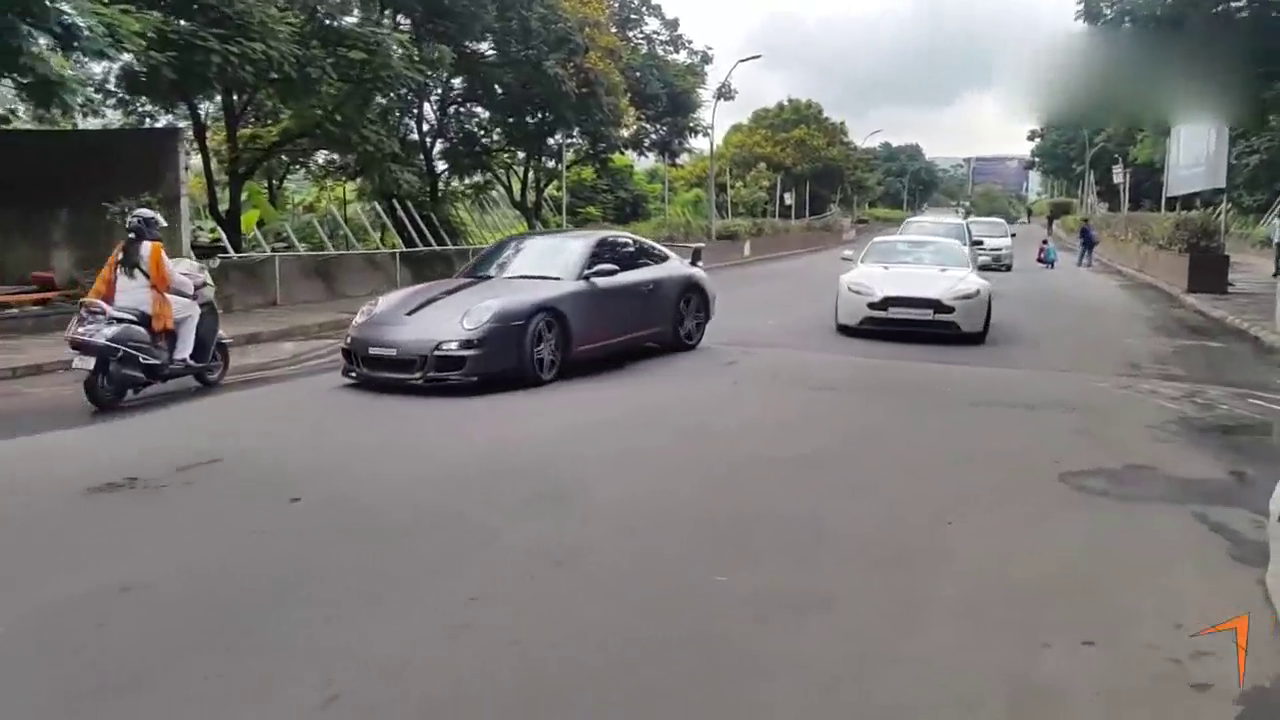 当跑车遇到减速带，车迷欣喜 车主无奈