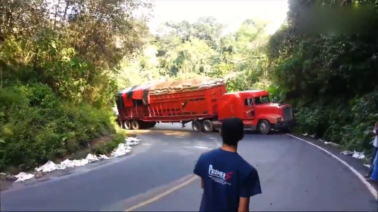 超级大卡车卡住弯道中间