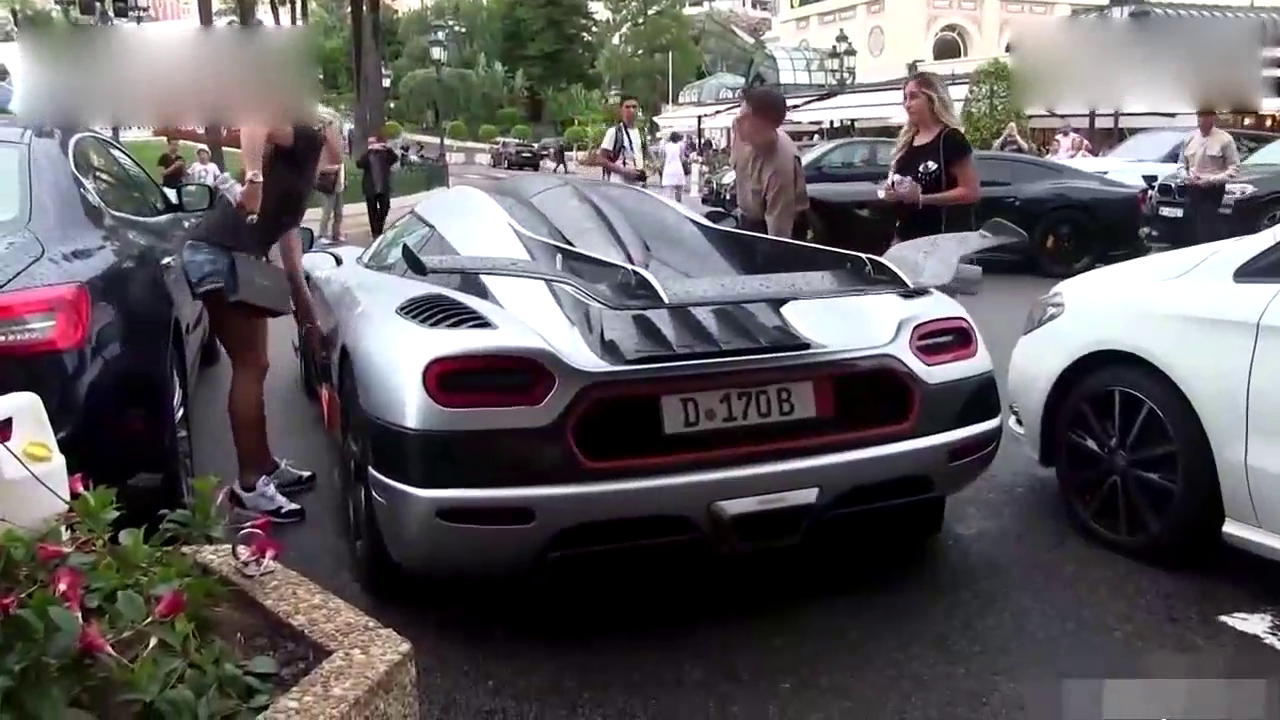 跑车车主准备上车的一瞬间， 保安说自己紧张了！