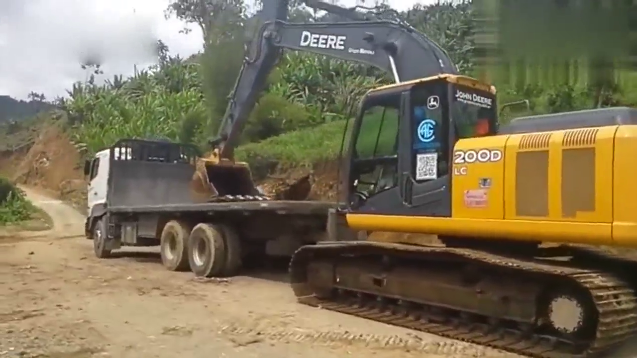 老司机开挖掘机上卡车，卡车前轮都翘起来了，这技术就问你厉害不