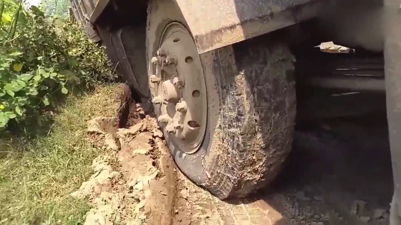 自卸卡车在土壤恢复过程中严重塌陷