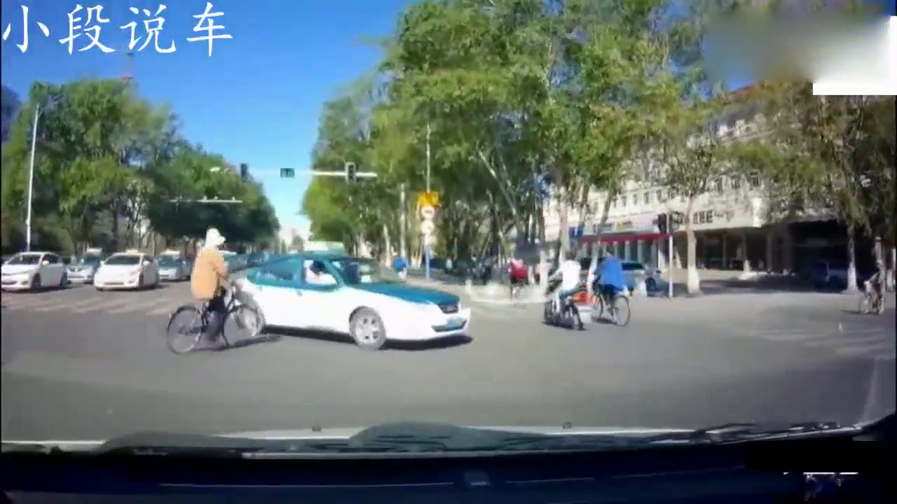 自行车大爷这一招真高，可惜出租车老司机看都不看他一眼