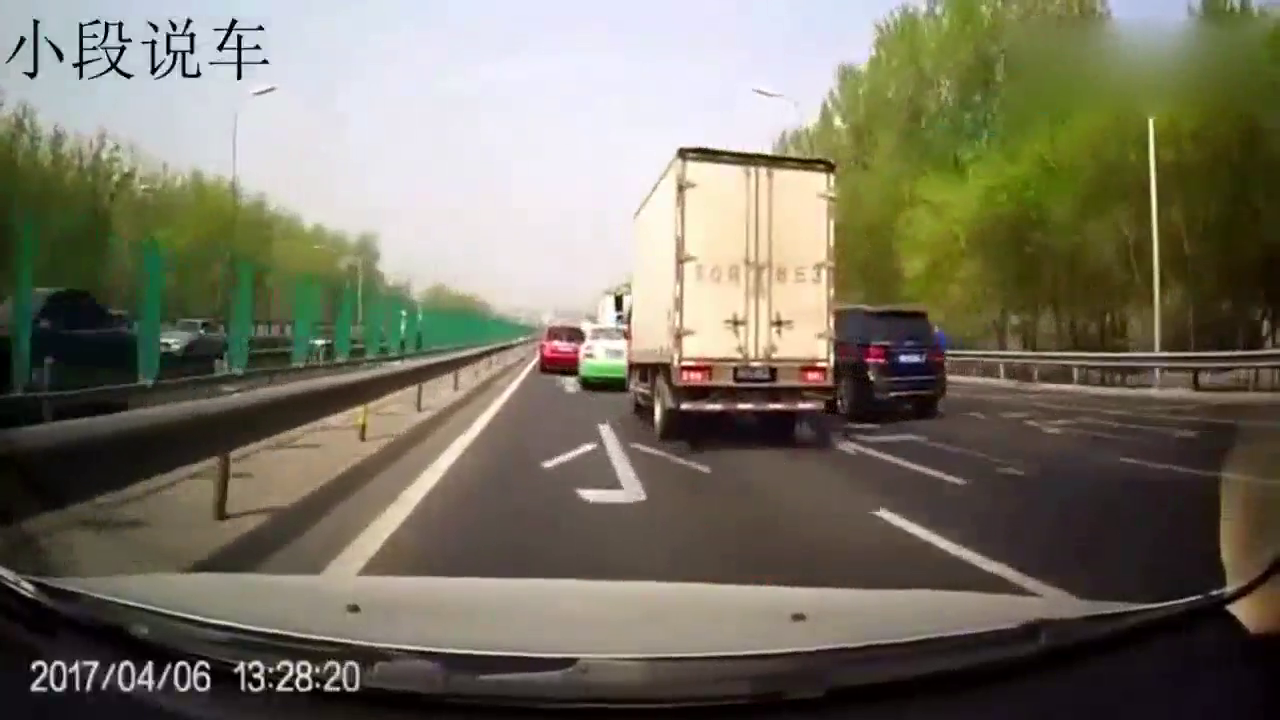 视频车拍到这样一幕，大货车神龙摆尾救了出租车一命！