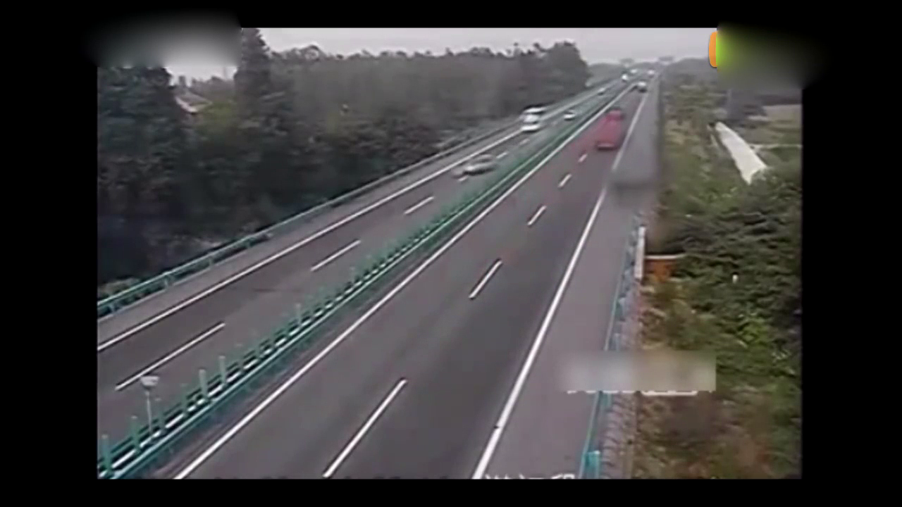 高速路小车爆胎失控，但客车做的对，车上可是40条生命