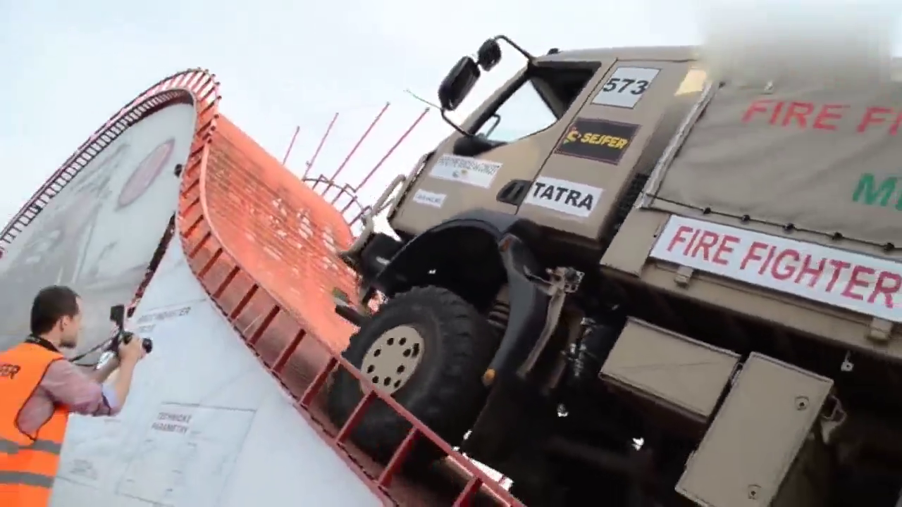 太刺激了！男子开卡车挑战极限过山车，破世界记录