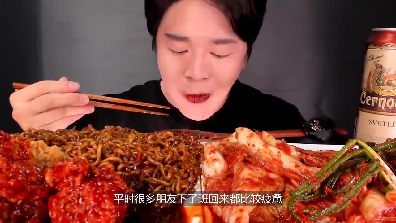 大胃王吃5斤大肘子,露出破绽,网友:你的勺出卖了你