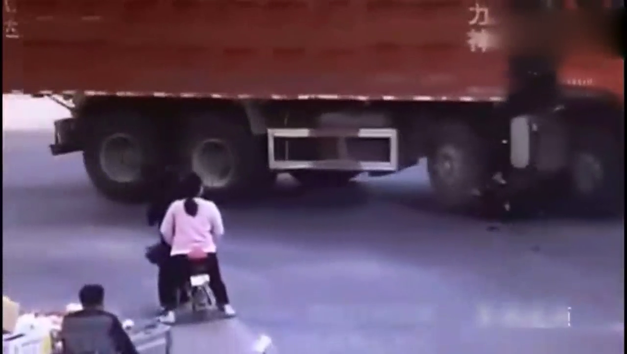 电动车女子拼命向大货车招手，还是没能挽救这名美女