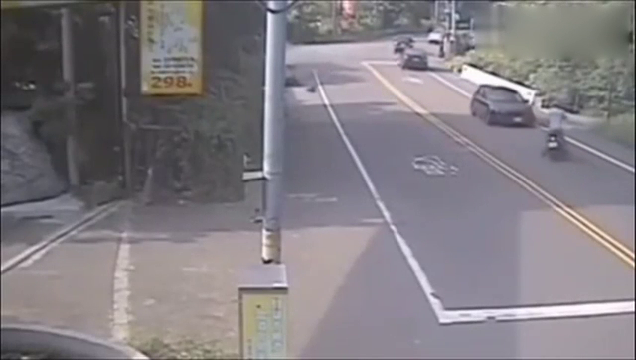 电动车看到前面摩托车被撞飞，没想到自己却是最悲惨的