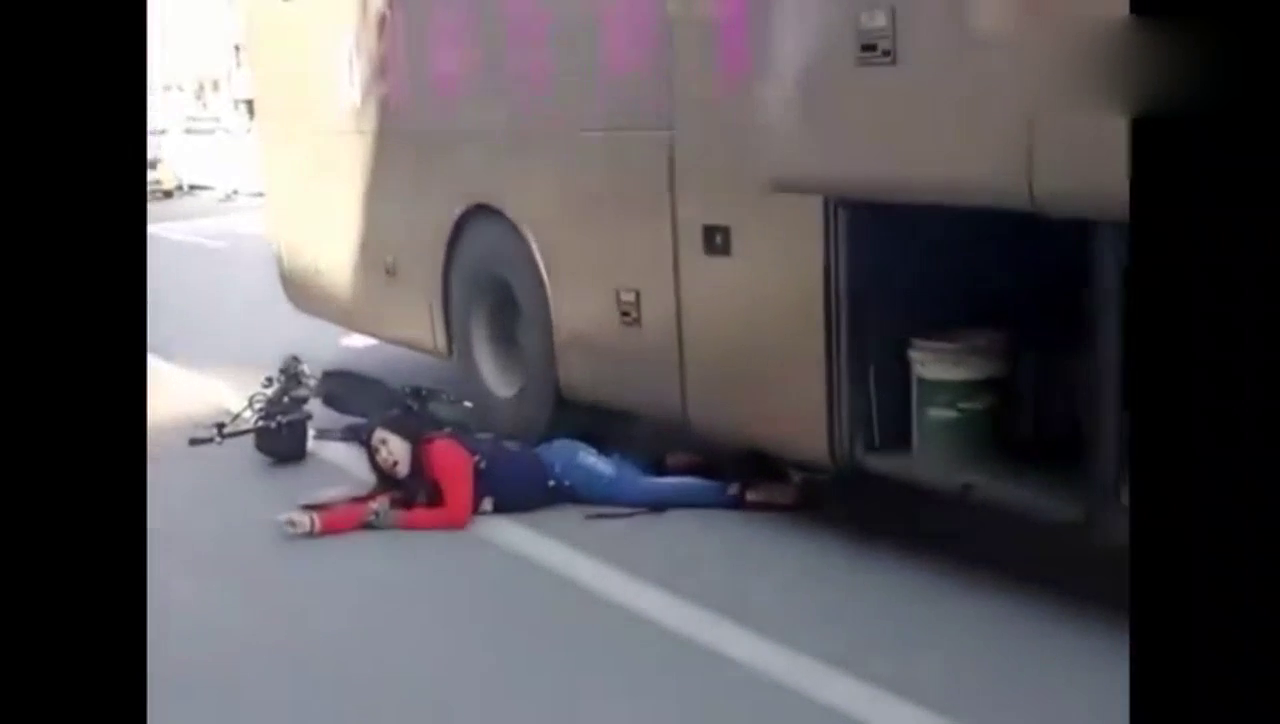 电动车扎进大车车底，女子在车轮下惨叫：救救我吧！