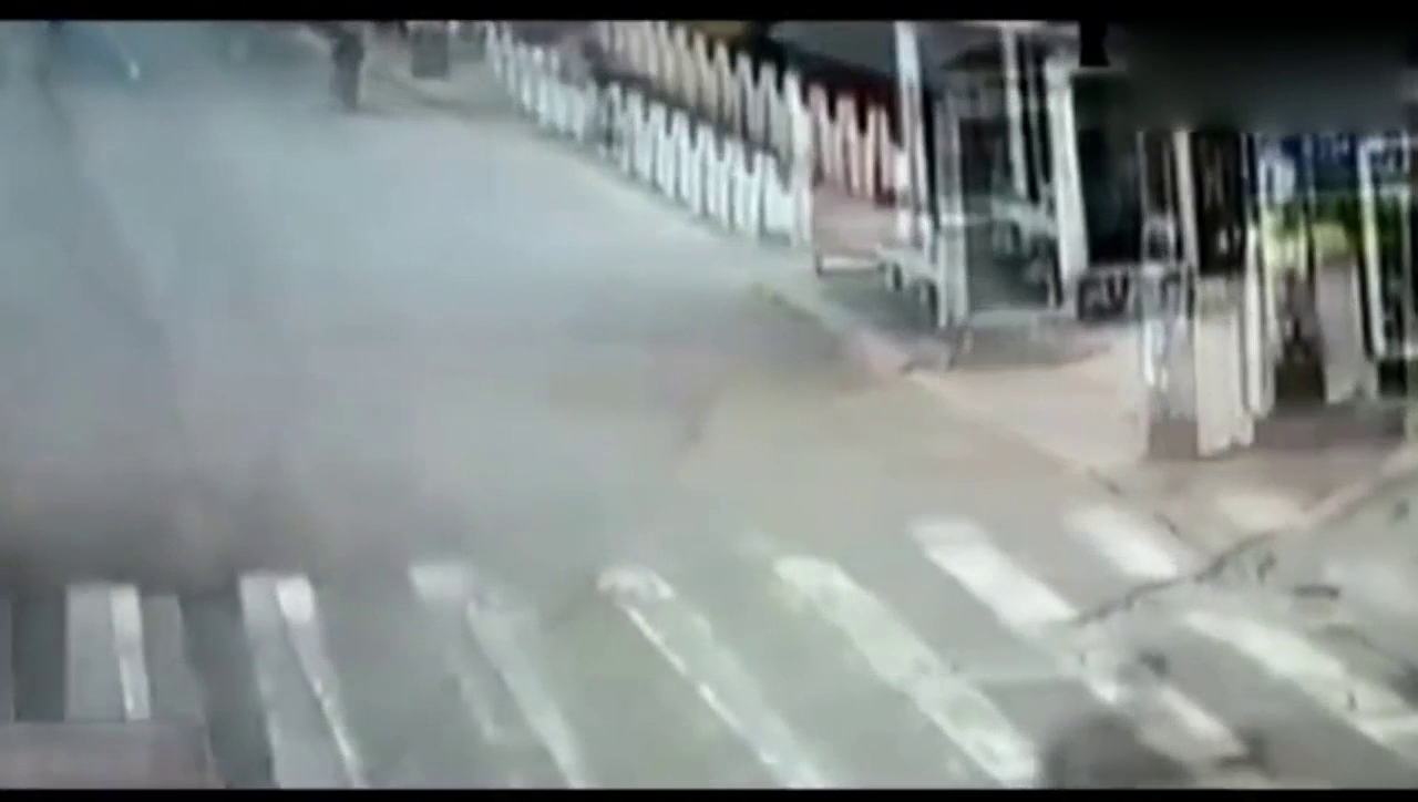 电动车被轿车撞倒后的一幕，女子第一反应实在令人心酸！