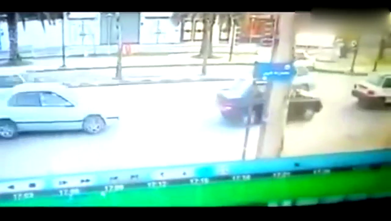 电动车追尾轿车眼看就要被撞飞，小伙子用出了家传轻功！