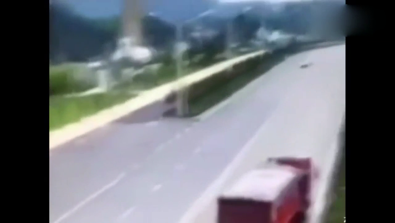 电动车“钻空子”完全无视大货车，下一秒他连求饶机会都没有！