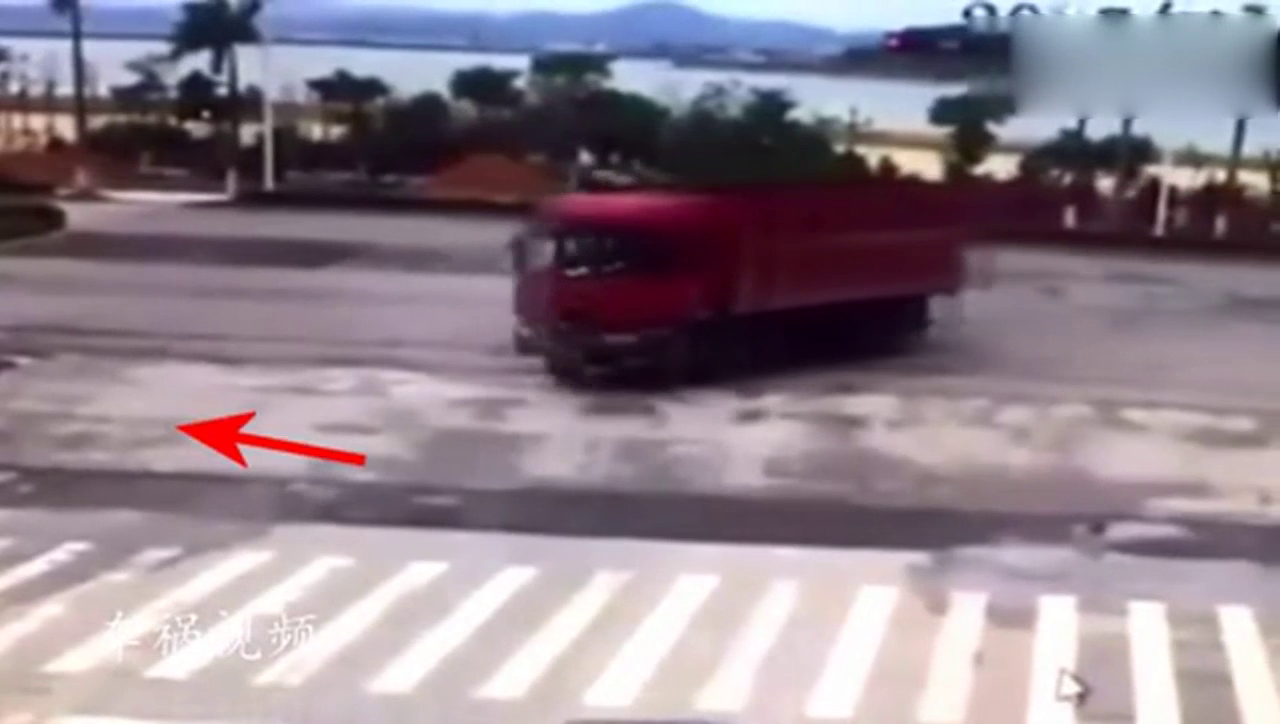 电动车监控下一闪而过，大货车开走后才知道出事了！
