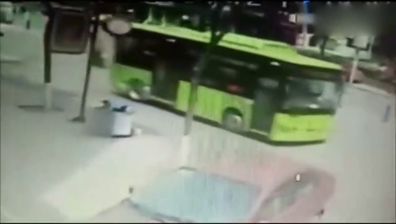 电动车正在公交车后行驶，监控突然拍下可怕一幕，简直是谋杀！