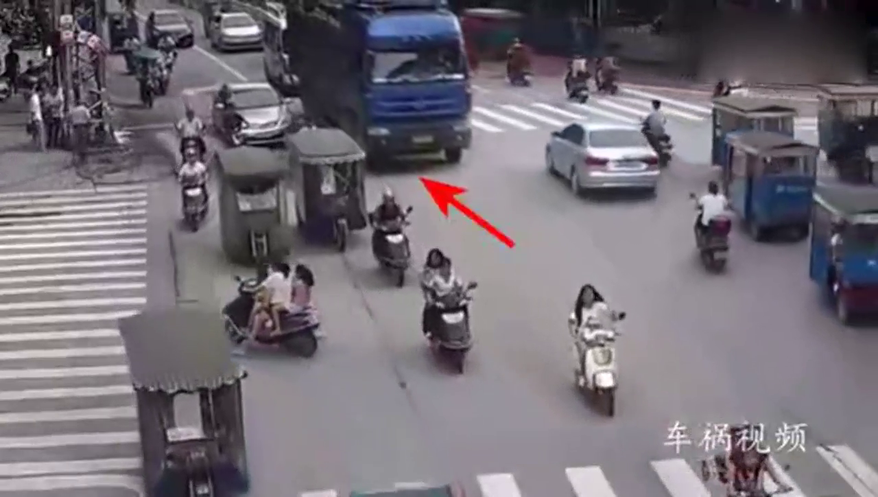 电动车小伙拼命往大货车底下挤，接下来一幕把他吓瘫在地上！