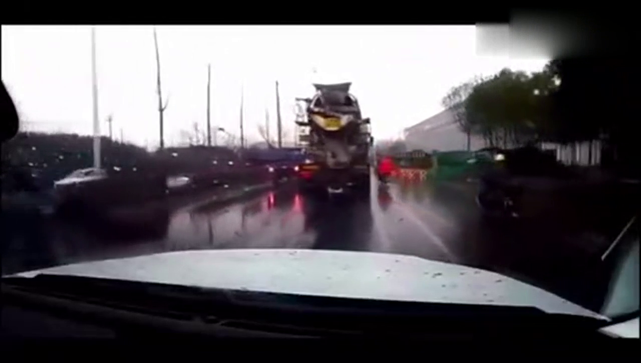 电动车横冲直撞非要逼大货车让道，后车记录仪拍下悲惨的一幕！