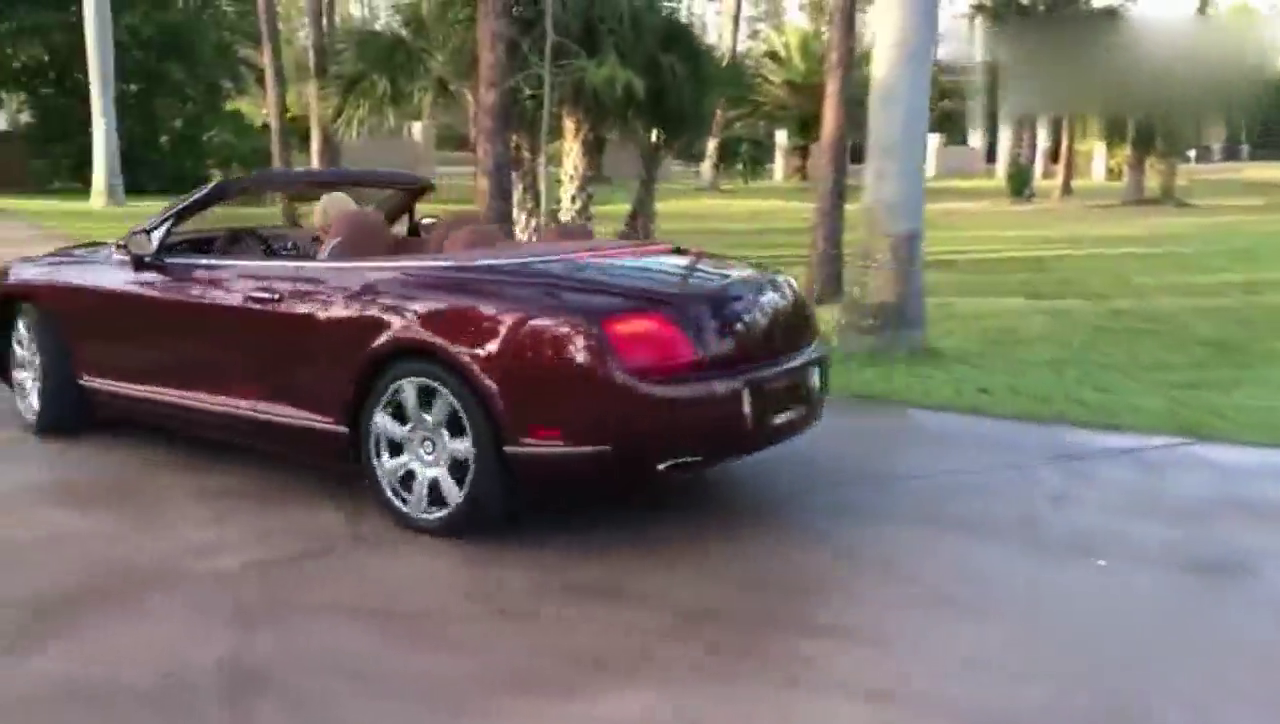 价值320万宾利敞篷车，引擎盖打开那一刻，才知道豪华车的不一样