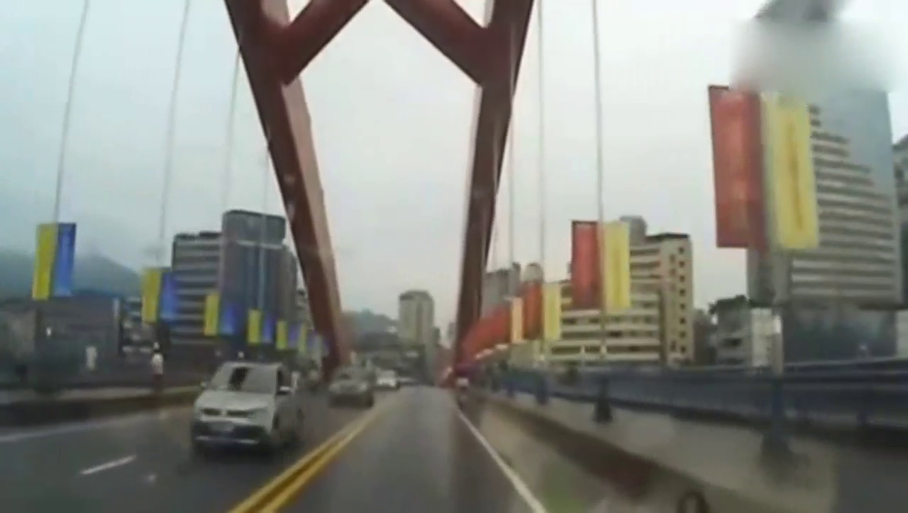 出租车强行加塞，后车一直鸣笛提醒，结果瞬间让司机傻眼！