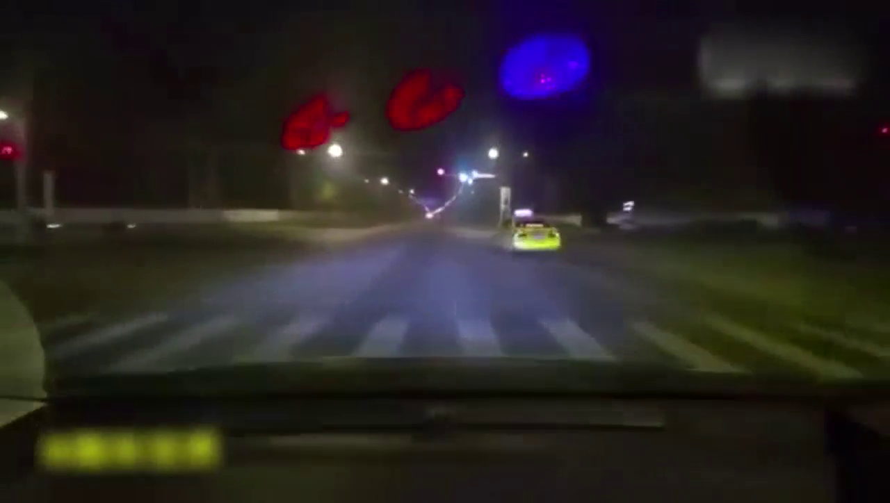 跑车呼啸而过之后，最后在前面几公里处变成了废铁