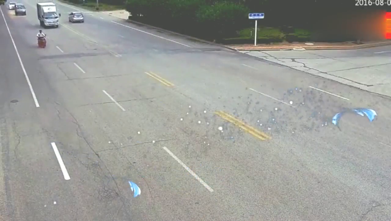 电动车大叔突然变道，这时货车来了，监控拍下惊人的画面