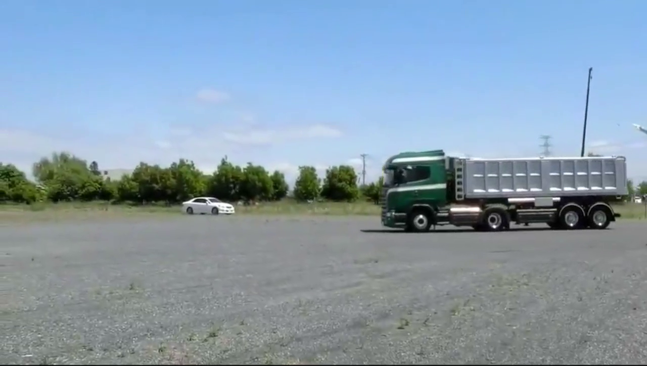 实拍日本运输公司的重型卡车，整车一点灰尘都没有，真是干净