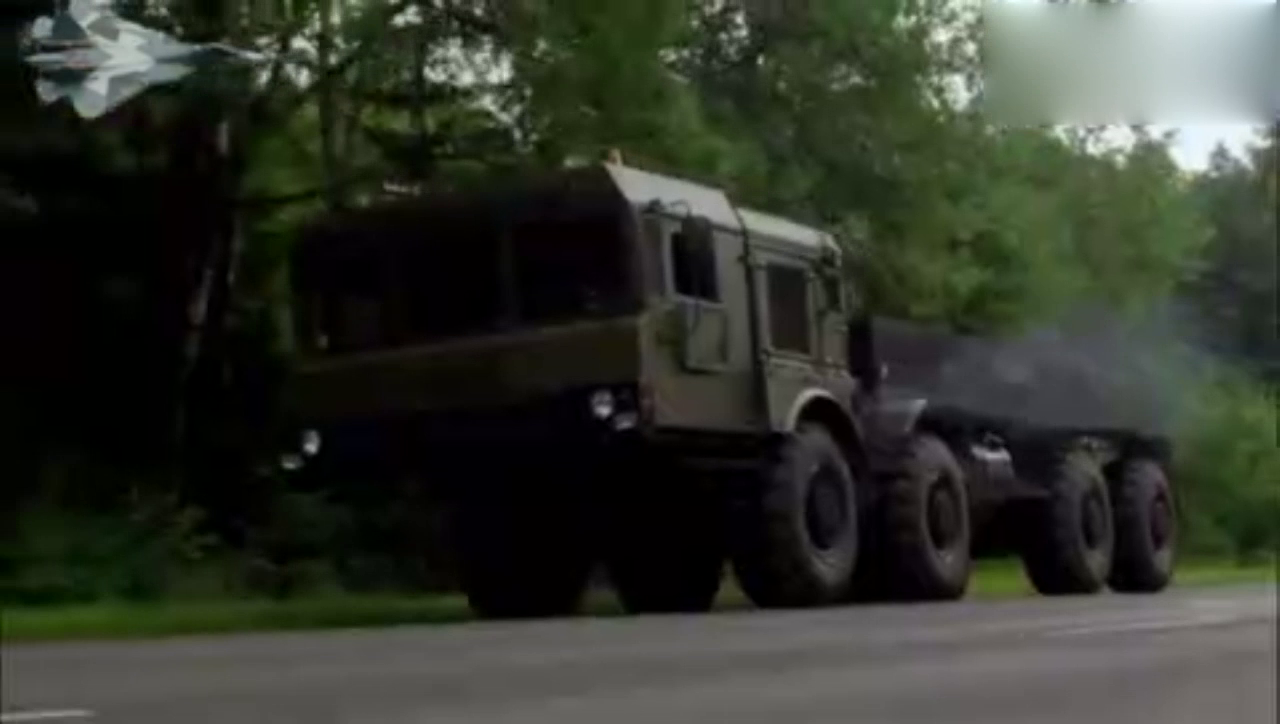 军用卡车2米的沟不刹车，直接过