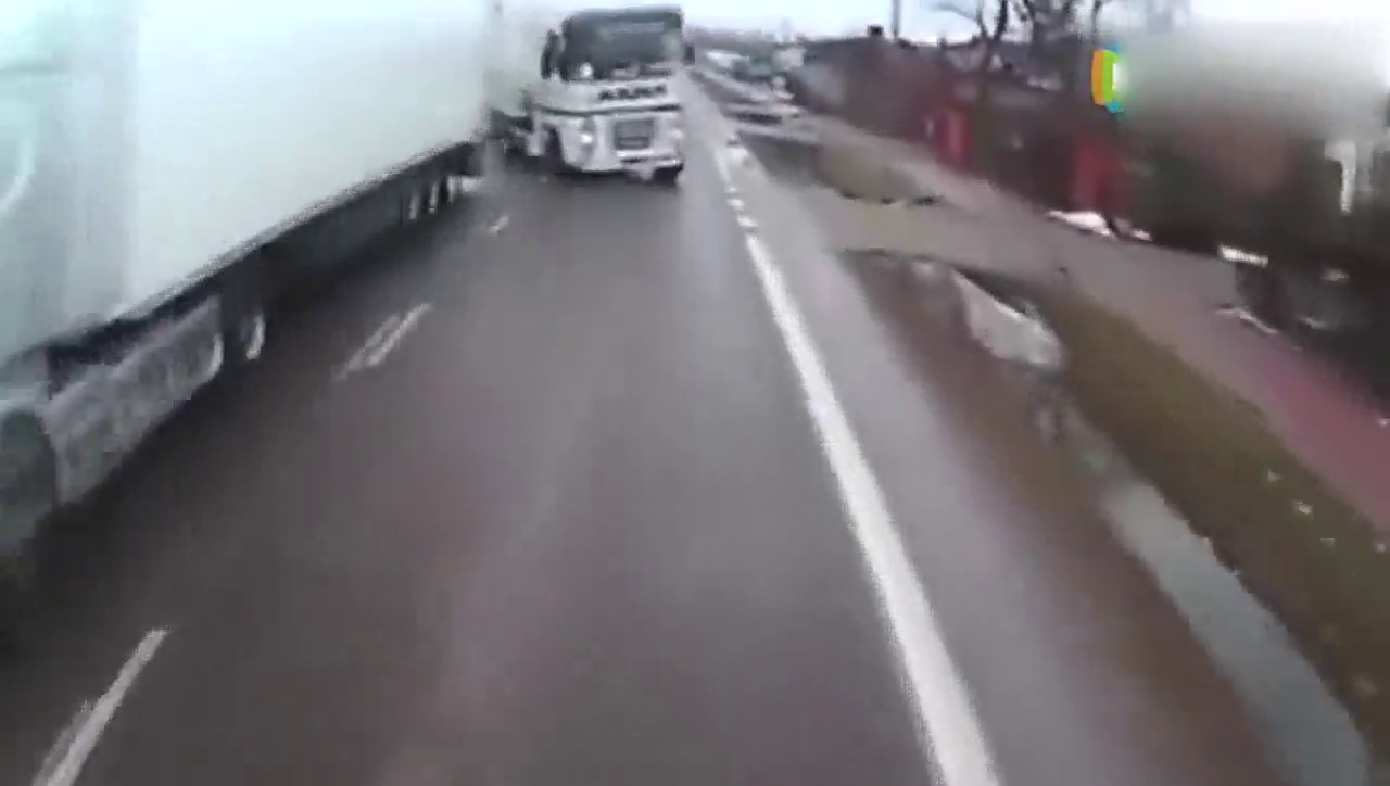 高速上卡车撞到对面高速车道 惨不忍睹