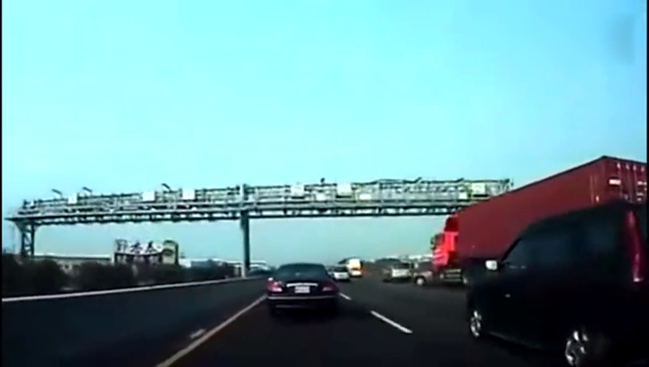 高速上大卡车侧翻, 碾压2轿车, 后车拍下悲痛瞬间!